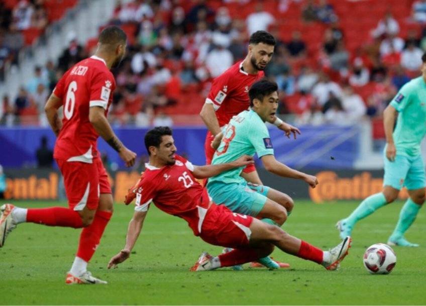 足球报：卡塔尔末轮有望大幅度轮换 国足看人脸色也需抓住机会
