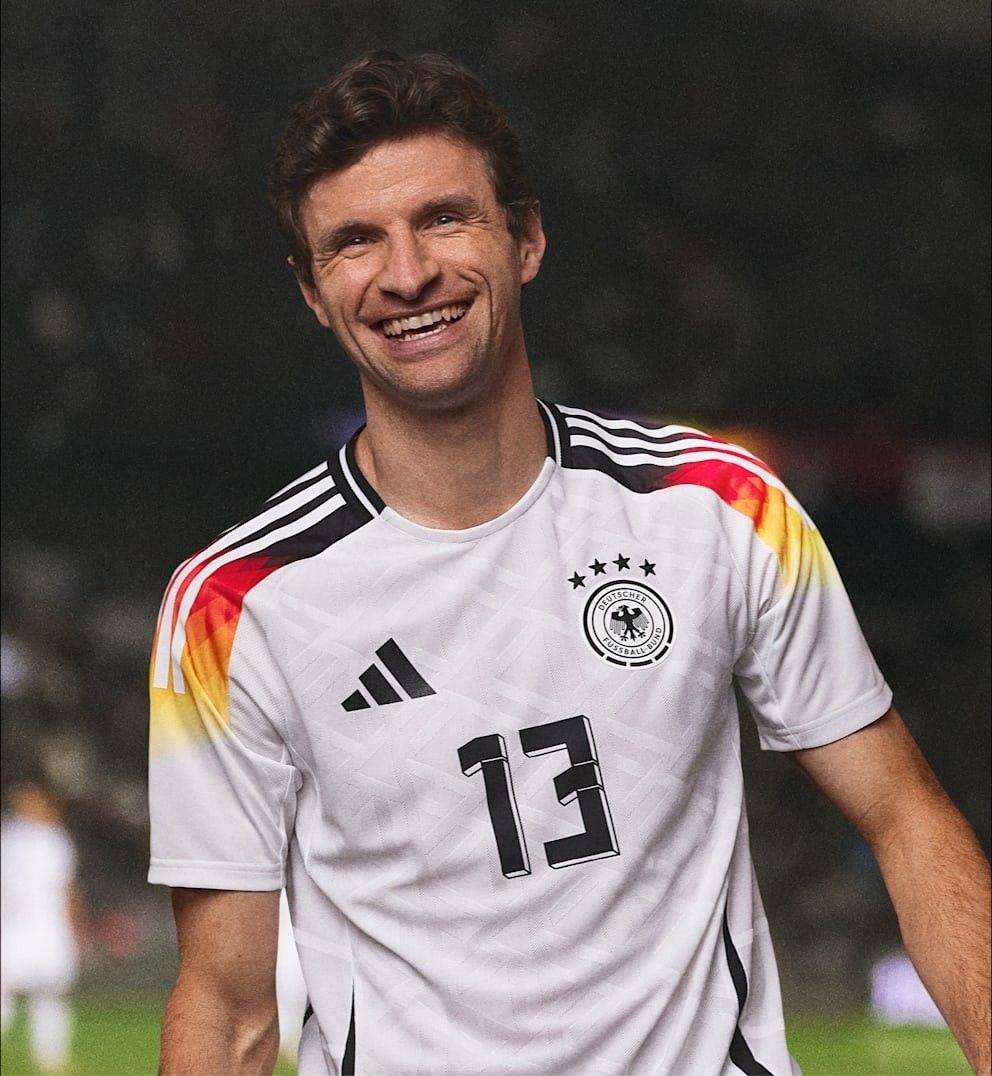 【一图流】德国欧洲杯主场球衣：以经典白色为主 肩部有黑、红、金渐变色