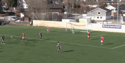 挪威联赛不稀奇后卫禁区内连续用手拨球 主动送点球