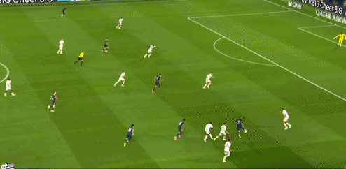 法甲联赛报道：爆冷！巴黎圣日耳曼0-0战平洛里昂 姆巴佩看台上微笑