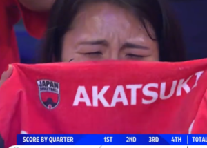 沸腾了！日本几乎锁定奥运名额：全队狂欢庆祝 女球迷激动落泪