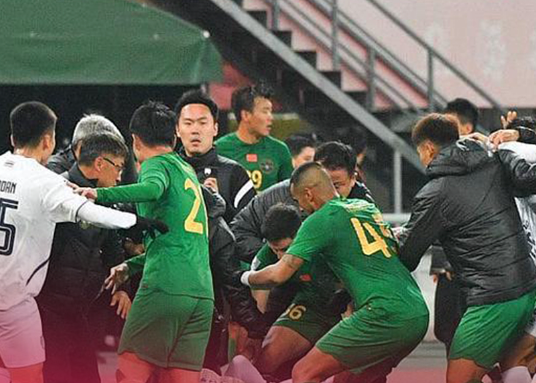 越媒：中泰球员发生冲突场面如同功夫片 泰国足球再次展现丑陋形象