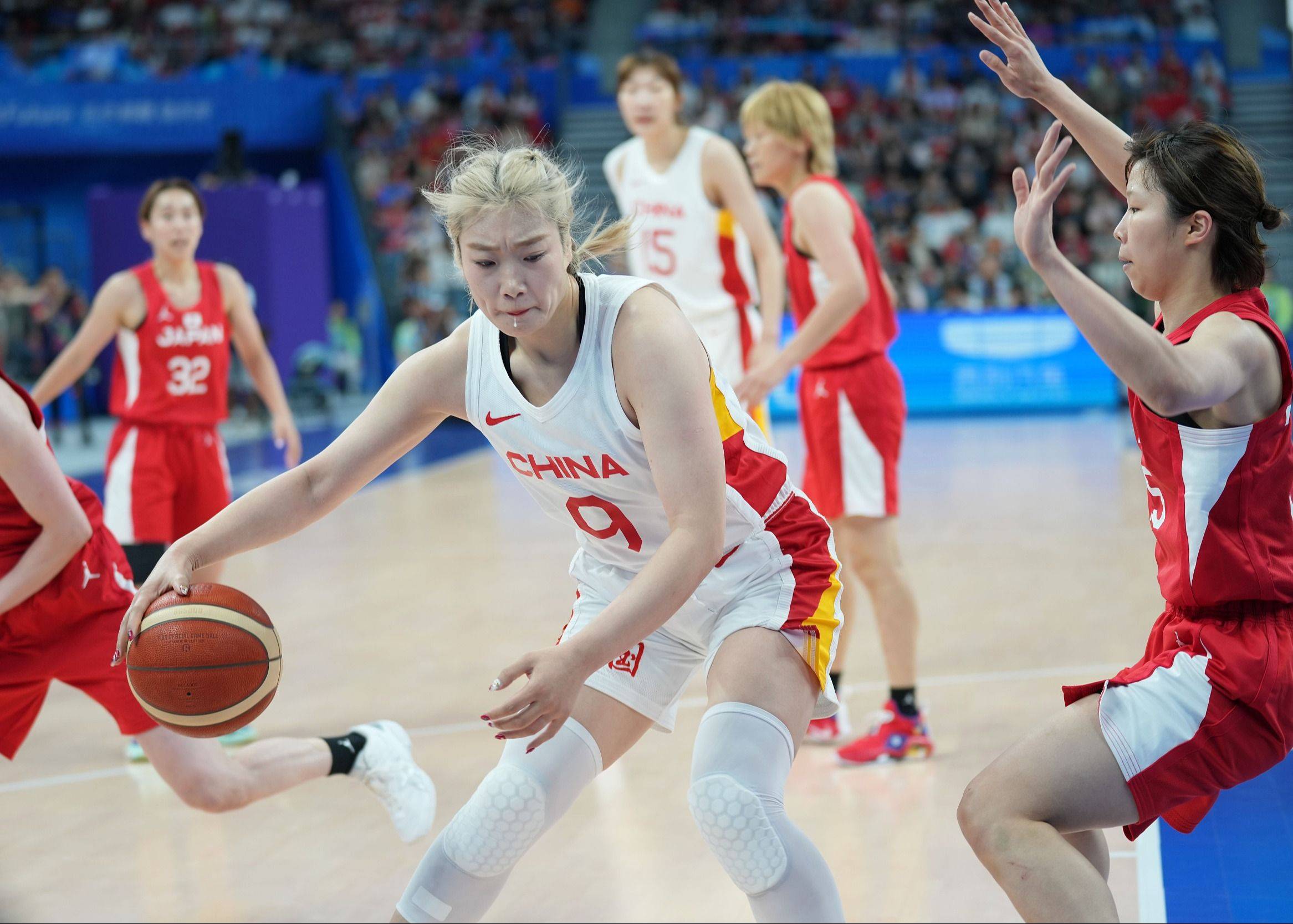 尽力了！中国女篮仅一人得分上双 李梦14中6空砍全场最高的21分
