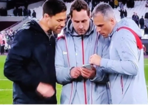 勒沃库森助教用手机查看半决赛对手：罗马？那太好了