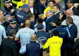 希腊超赛后冲突引发警方介入 雅典AEK主帅或因掐脖子遭长期禁赛