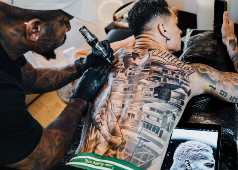 安东尼新纹身在社媒发布遭球迷怒喷：身上的纹身比你的进球还多！