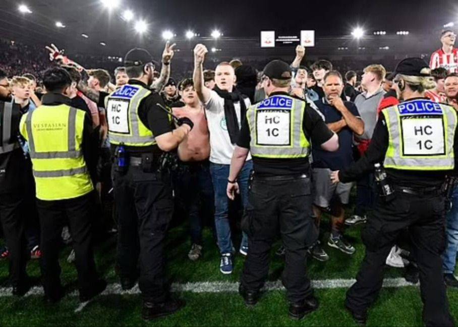 太激动了！英冠升级附加赛后出现混乱 警方用人墙阻挡两队球迷发生冲突
