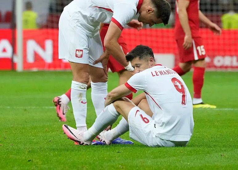💔损失巨大！莱万在热身赛中受伤 波兰在欧洲杯前恐折损三名前锋