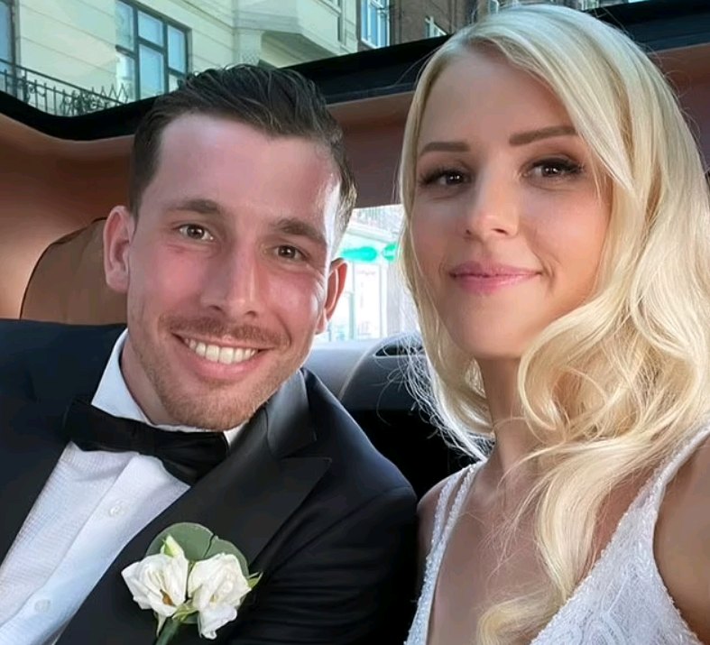 丹麦球星霍伊别尔两年内和妻子举行了两次婚礼