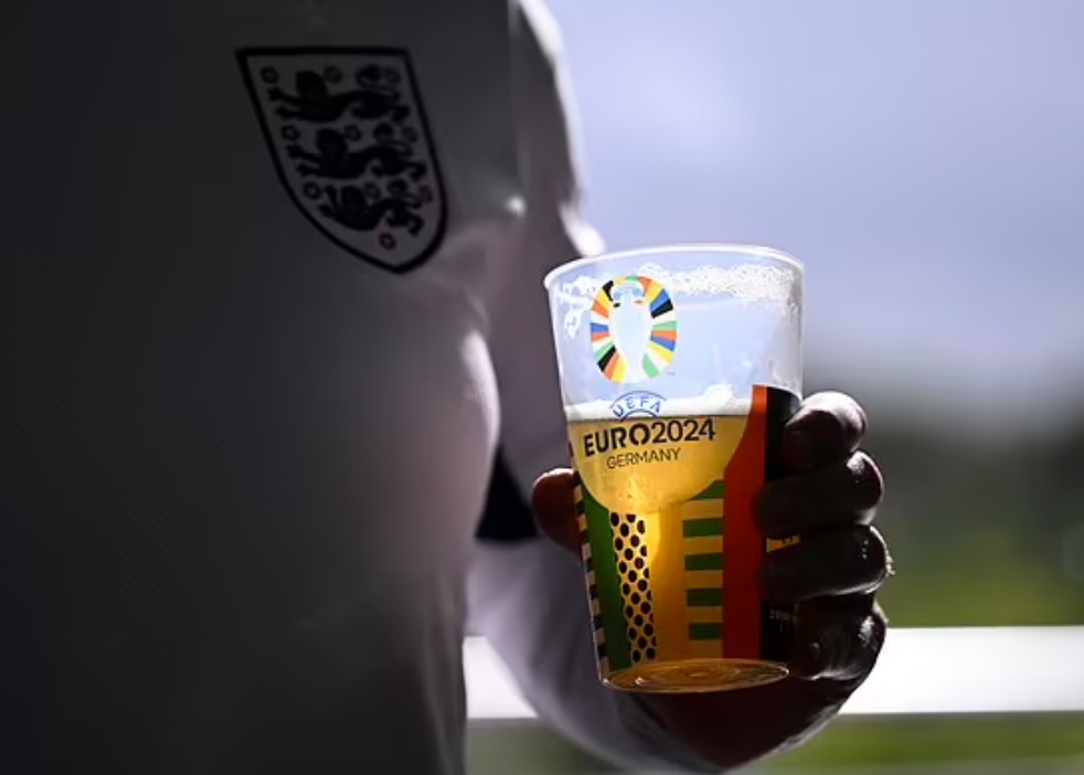 欧足联宣布解除禁令 英格兰球迷可有条件地购买常规酒精度的啤酒