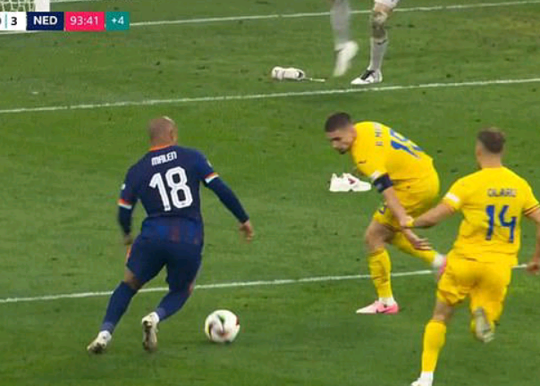 奇葩！罗马尼亚球迷为阻止继续丢球 将球鞋扔到禁区内给对手设置障碍