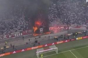 阿贾克斯和费耶诺德球场看台燃起大火 比赛一度推迟