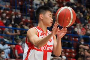 国家队看过来！16岁中国少年赵维伦上演意甲篮球联赛首秀