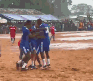 不忘初心！马内和朋友在塞内加尔的泥地上踢野球