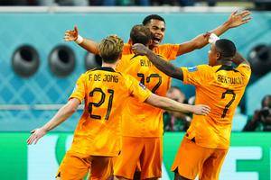 世界杯半场：加克波远射建功 埃斯图皮尼安进球被吹 荷兰暂1-0厄瓜多尔