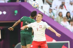 世界杯半场：沙特飞点！莱万逃红牌助攻泽林斯基破门 波兰1-0沙特