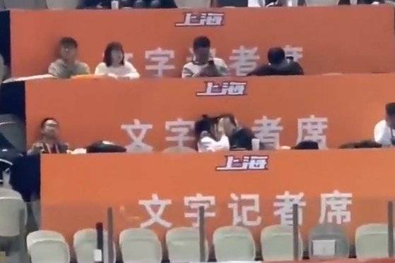 媒体人晒上海主场文字记者席二人的接吻视频：有这种好事请叫上我