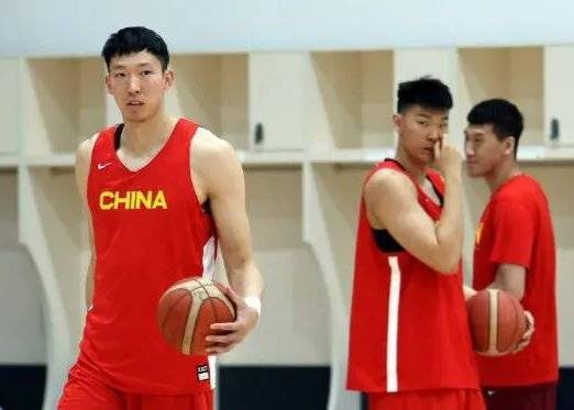 中国男篮热身赛首战告负！周琦缺阵 香港东方队八外援登场