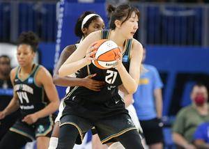 WNBA揭幕战上演“中国德比”：韩旭李梦齐亮相 神秘人80-64大胜自由人 