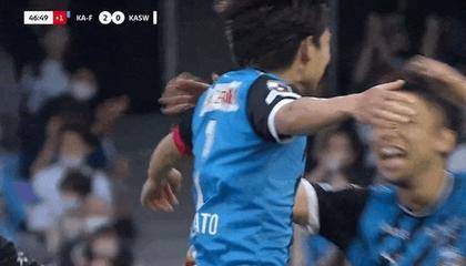 太囧了！川崎前锋队长进球后庆祝 被队友压到肩膀受伤