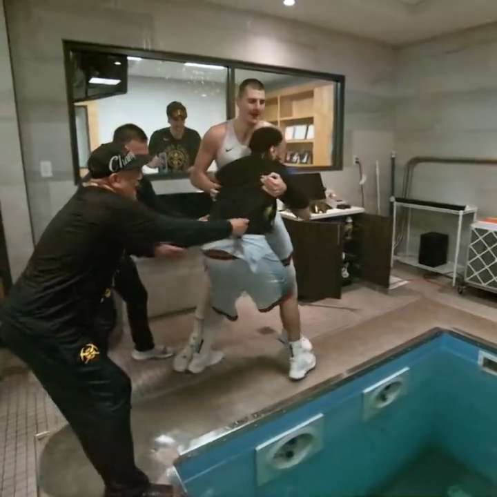 NBA官方慢镜头回放约基奇将穆雷扔进泳池的庆祝画面