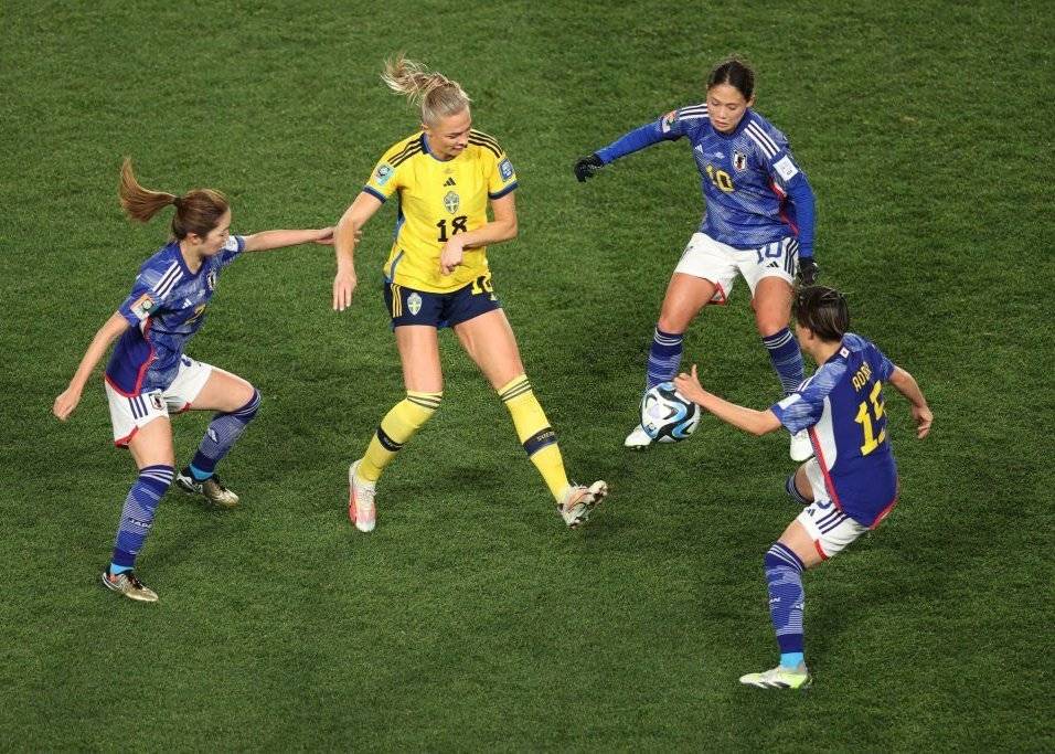 日本女足3球员围抢罗尔福引热议：这画面有些颠覆 是不是穿错衣服了？