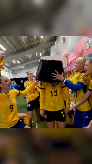 瑞典女足晋级后疯狂庆祝 高呼进球功臣阿曼达的名字