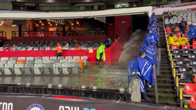 墨西超蓝十字VS墨西哥美洲赛前大雨倾盆 球场部分看台区域被淹