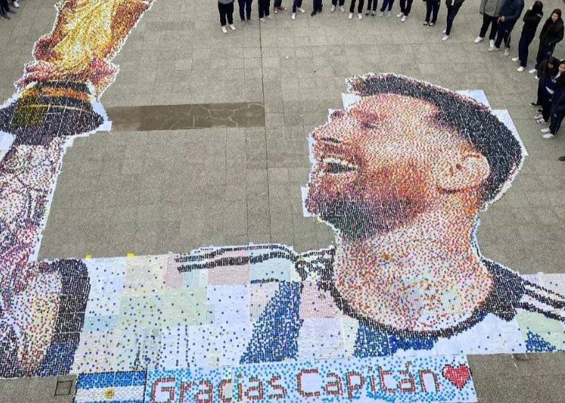惊艳！阿根廷一所学校百名师生合力用9万余个瓶盖铺出梅西画像