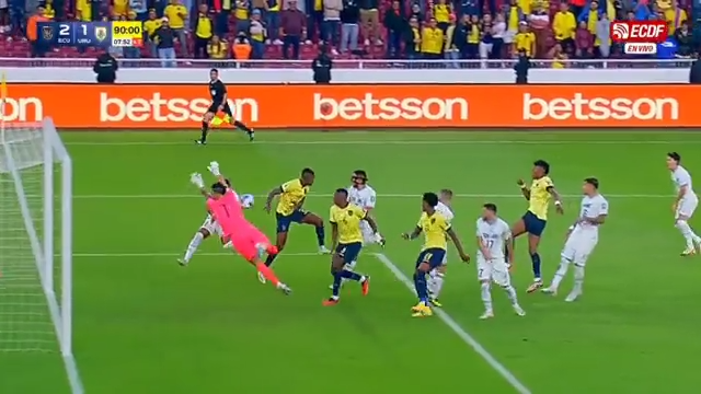 该判点球吗？乌拉圭队员被厄瓜多尔门将扑中面部倒地 裁判无表示