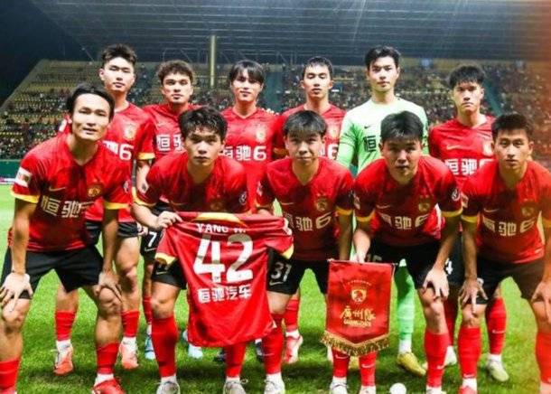 足球报：广州队目前仍在正常运转 本赛季首要目标是保级成功
