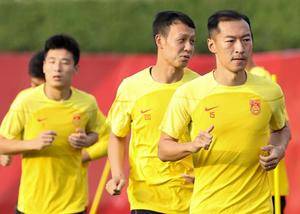 宋凯探班国足与老队员谈心 期待打出中国足球真实精神面貌