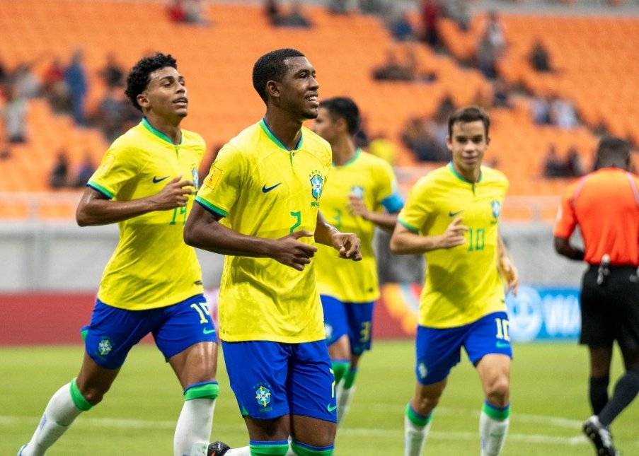 哥伦比亚VS巴西首发：拉菲尼亚、维尼修斯领衔