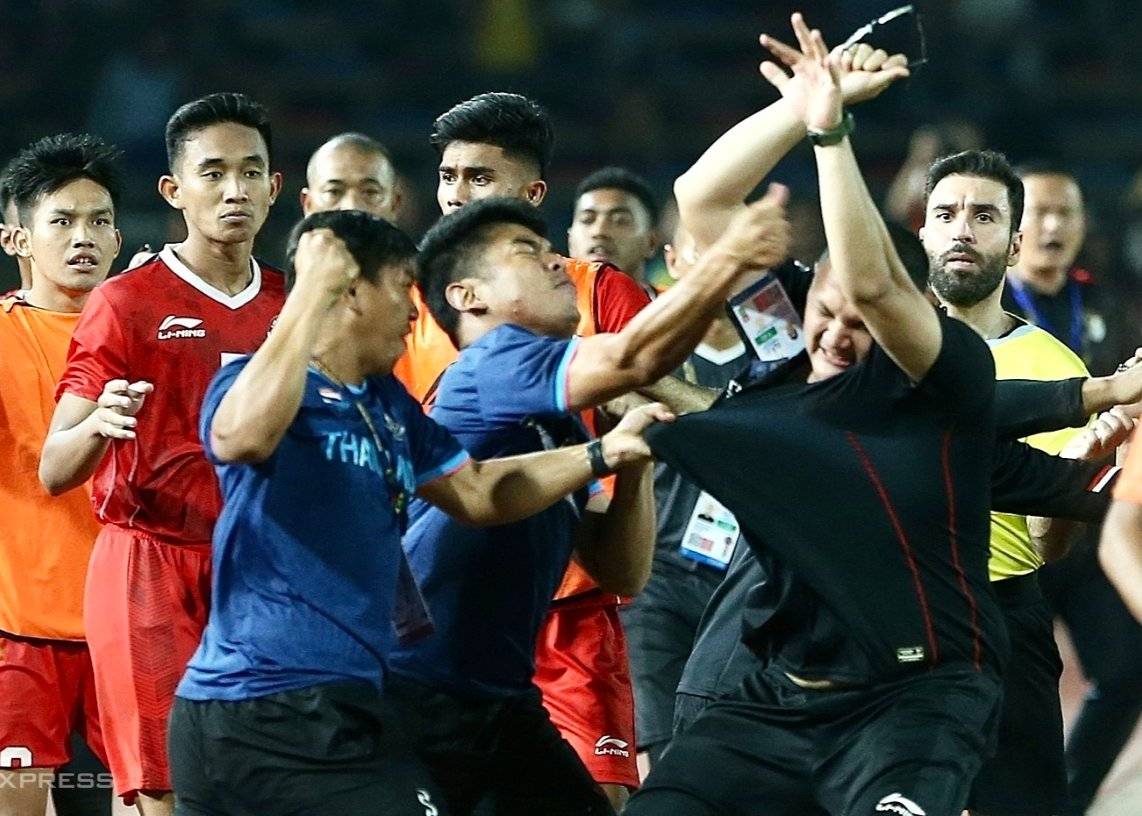 惯犯！今年东南亚运动会决赛 泰国男足在输球后便拳脚相加群殴印尼球员