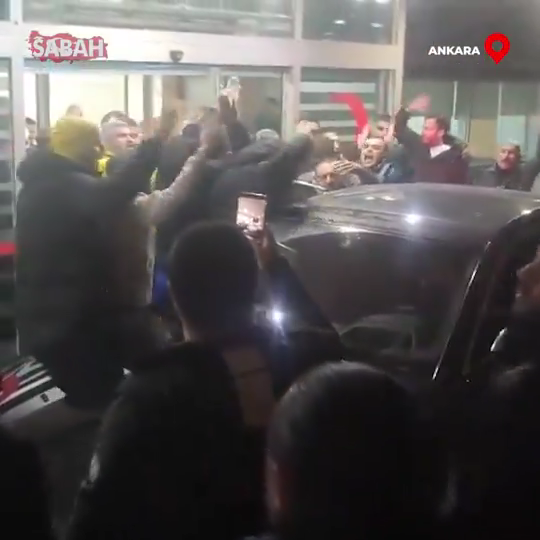拳打裁判的安卡拉古库主席从医院离开时 球迷们像迎接英雄般欢呼