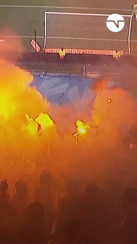 球迷在看台上放烟火烟雾缭绕 普拉滕斯VS罗萨里奥中央险中断