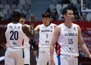 🏀亚预赛半场：罗健儿11+8 韩国队一度领先11分以40-36澳大利亚队