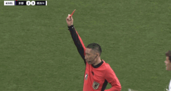 横滨门将波普大迷惑出击 直接铲翻对手前锋 主裁判出示直红将其罚下！