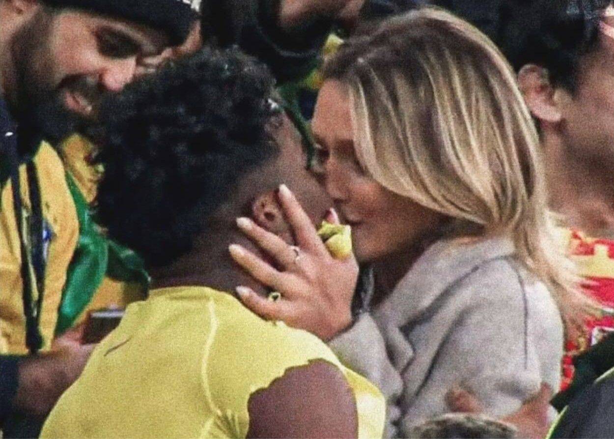 球场情场都得意！17岁巴西小将恩德里克破门后与女友相拥热吻