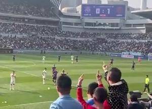 足协官方：因球迷向场内投掷水瓶等杂物 对中超津门虎主场予以通报批评