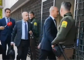 👀前西班牙足协主席目前抵达法院 就贪腐案出庭作证