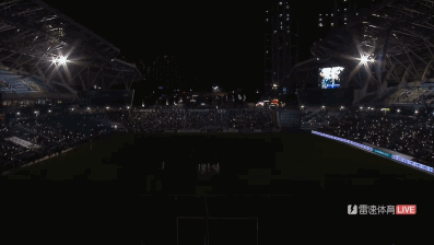 灯都给你黑了！仁川联主场半场关灯 看台球迷用手机照明 随后恢复正常