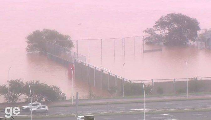 巴西南里奥格兰德州遭受暴雨洪水 多支球队训练场变身汪洋