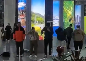 🔥超级模仿秀？博主晒视频：多名大连球迷出现在机场 向广州队三鞠躬