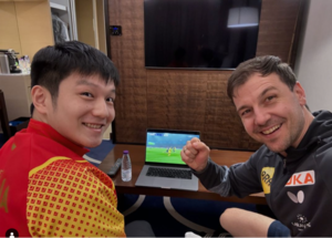 👍事业爱好两不误！樊振东与德国乒乓球名将波尔一起观看欧冠比赛
