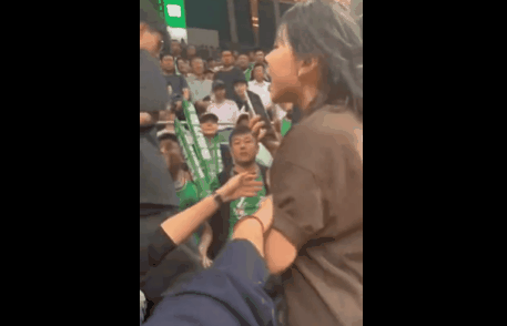 😂媒体人爆料广东女球迷：在宁波&天津引冲突 被关辛采访&与朱芳雨一起看升旗