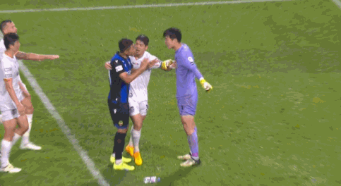 💥突发！仁川球迷疯狂朝首尔球员扔水瓶 一球员被砸后倒地不起