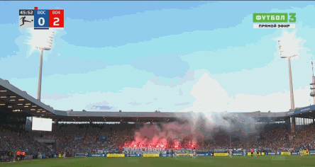 德甲传统！波鸿球迷看台燃放焰火 主裁判暂停比赛与球员一同观看 