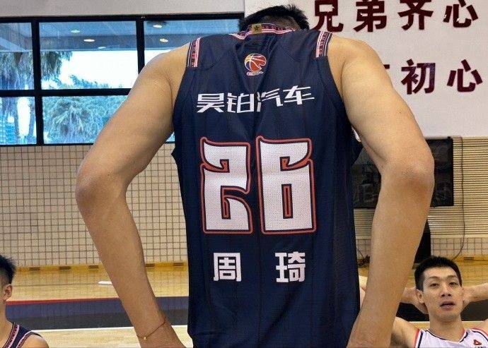 💬媒体人：上海男篮曾表示休赛期不引进大鱼 广东男篮续约周琦变乐观