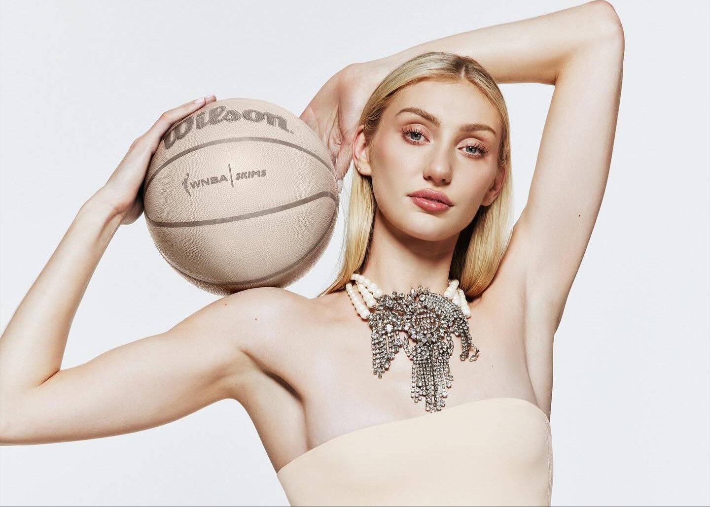 😘多位WNBA球星为金-卡戴珊创立的塑身衣品牌拍摄广告 库里教妹布林克领衔